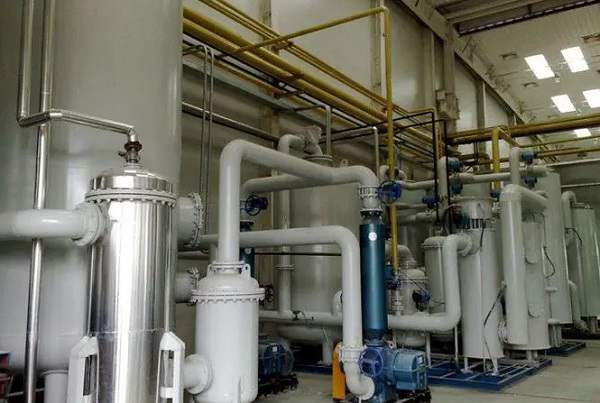 机房环境监控系统设备清单：温湿度传感器、烟雾探测器、漏水检测器、UPS电源、视频监控、门禁系统、报警系统、网络设备、服务器、空调、消防系统。