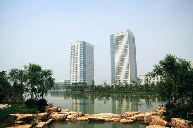 通过信息化、智能化和绿色可持续发展的理念，智慧园区实现了城市规划、建设和管理的创新，提供了更高效、更宜居的生活环境。