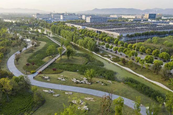 通过绿色能源、智能化建设和高效管理，可以减少资源消耗，提高城市管理和服务水平，改善人民生活质量。