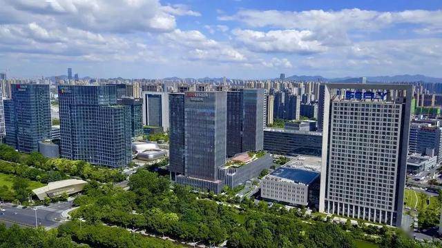 通过传感器网络的建设，园区管理者可以实时获取各种环境参数的数据，及时发现和解决潜在的问题，提高员工的工作效率和舒适度。
