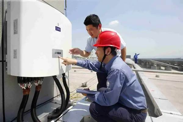 通过实时监测设备状态、智能预测和预警以及优化能源利用等功能，智能感知技术为能源行业带来了全新的监测和管理手段。