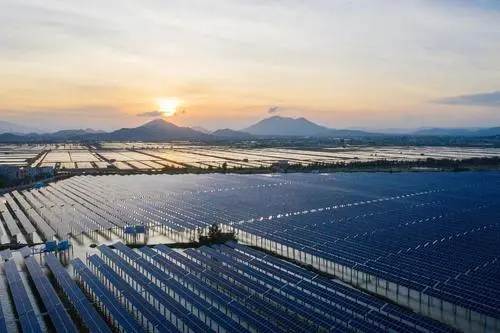 在新能源开发过程中，政府、企业和社会各界都需要共同努力，制定和执行相关政策，推动技术研发，提高人们对新能源的认知和接受度。通过全球合作，共同应对气候变化等全球性环境问题，促进新能源的国际交流与合作，更好地实现环境可持续性目标。