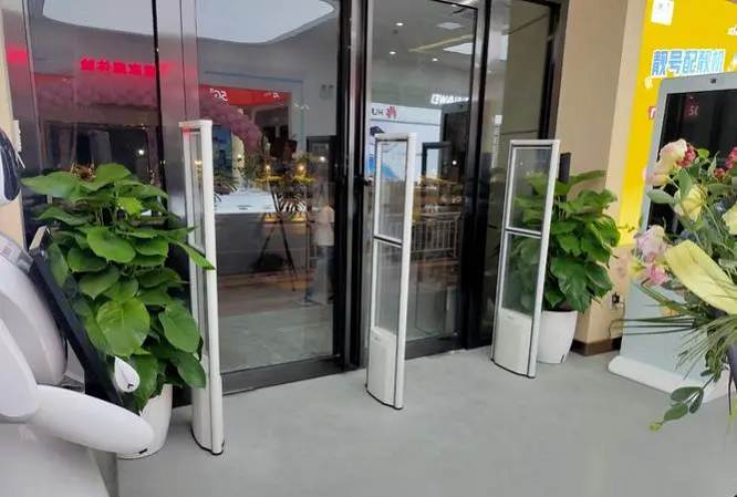 商业防盗报警系统需要建立完善的报警响应机制，包括警报接收、报警验证、警力调度等环节，确保报警信息能够及时有效地传达给相关人员。