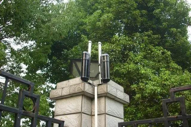 智能防盗报警系统作为智慧家居安全的重要组成部分，具有智慧化、实时响应和多重防御等关键特性。