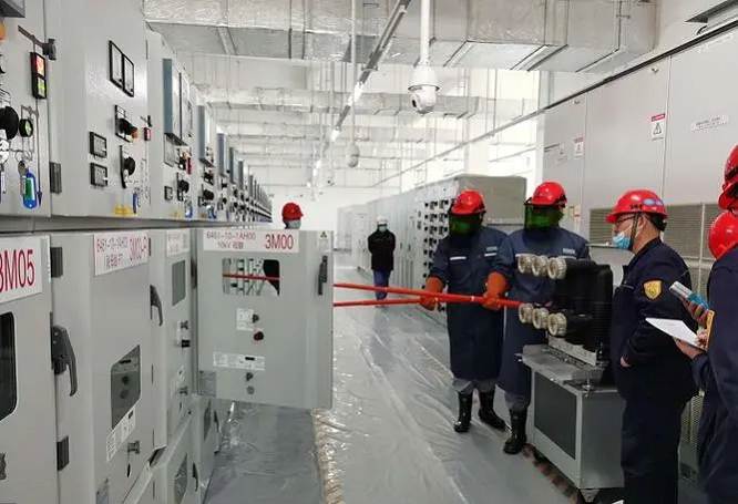 设计安全稳定变配电系统需要综合考虑设备选择、布局规划、负载管理和应急处理等多个方面。