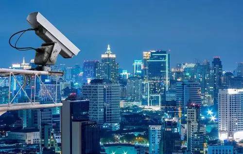 高清智能视频监控设备不仅在商业场所、公共交通领域得到广泛应用，还在居民社区、学校、医院等多领域展现了其全方位安全防护的优势。通过对各种环境的监控，这些设备不仅可以防范犯罪行为，还能够应对火灾、交通事故等意外事件。在居民社区，高清智能视频监控设备也起到了防范小区内部安全隐患的作用，为居民提供了安宁的居住环境。