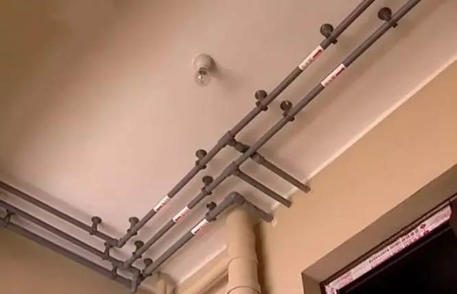 管道漏水可能会导致严重的水浸问题，影响家庭结构和设备。定期检查管道连接处是否有漏水，及时修复损坏的密封垫或管道，可以有效减少漏水的风险。