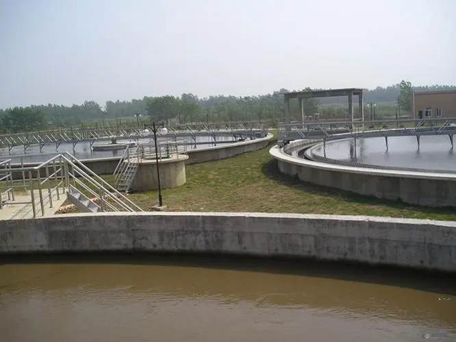 污水处理设备在保护水环境、建设清洁城市方面发挥着不可替代的作用。然而，要发挥其最大的效益，需要政府、企业和社会各界的共同努力。政府应加大对污水处理设备建设和运行的投入，制定严格的环保政策和法规，推动企业加大环保投入，提高污水处理设备的运行效率和水质处理标准；企业应加强技术研发，提升污水处理设备的处理能力和稳定性，积极履行社会责任，促进清洁生产；社会各界应增强环保意识，积极参与环境保护行动，共同守护水环境，共建清洁城市。