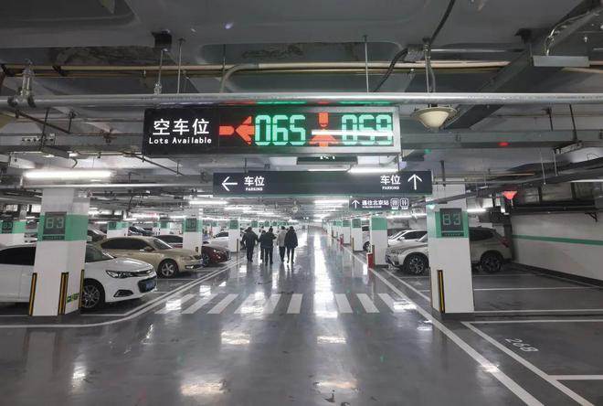 智能停车场管理系统作为缓解城市停车难题的智慧停车方案，以其先进的技术手段和便捷的服务体验，为城市交通管理注入了新的活力。通过精细化管理、智能化调度和便捷化服务，智能停车系统为城市居民提供了更加便利、高效的停车体验，有助于优化城市交通资源配置，提升城市交通运行效率，推动城市交通向智慧化、高效化发展。