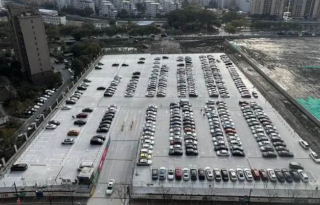 随着科技的不断进步和城市交通管理的不断完善，城市停车问题将迎来更多创新的解决方案。