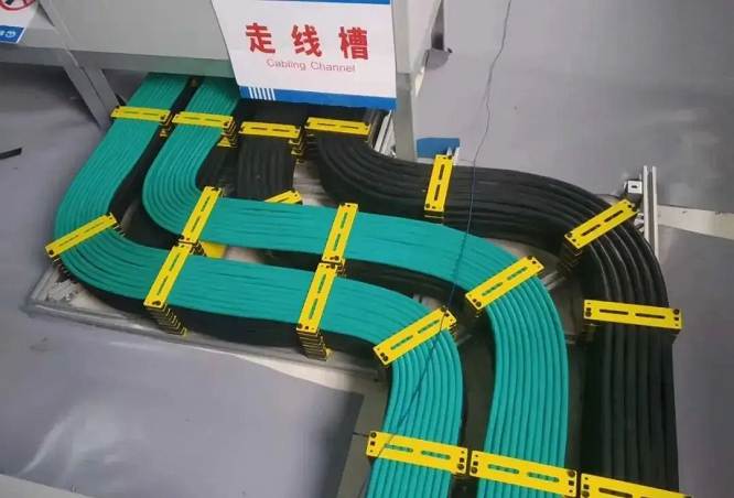 技术精湛和服务卓越的结合，最终目的是为客户打造智能弱电基础。这涉及到对整个建筑物弱电系统的科学规划、精准布线以及系统集成。一家高品质的弱电工程施工服务商应该能够根据客户的实际需求，为其提供全面的智能化解决方案。