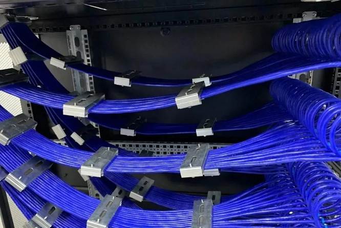 综合布线、光纤通信、5G技术，这三个关键词标志着高速数据传输技术的最新发展和应用前景。随着科技的不断进步和创新，相信高速数据传输将会在未来发挥更加重要的作用，为人类社会的发展和进步提供强有力的支持。